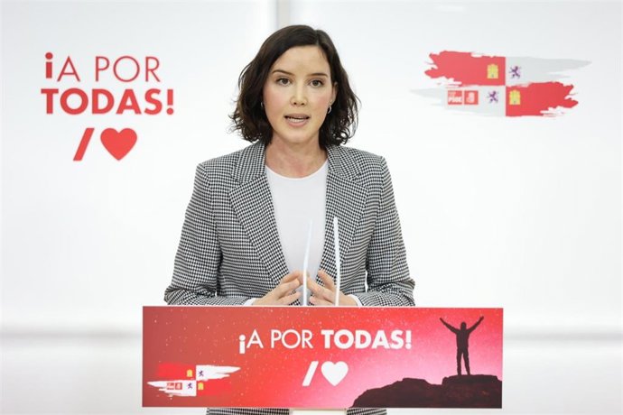 La secretaria de Igualdad de la Comisión Ejecutiva Federal del PSOE, Andrea Fernández, en rueda de prensa en Valladolid