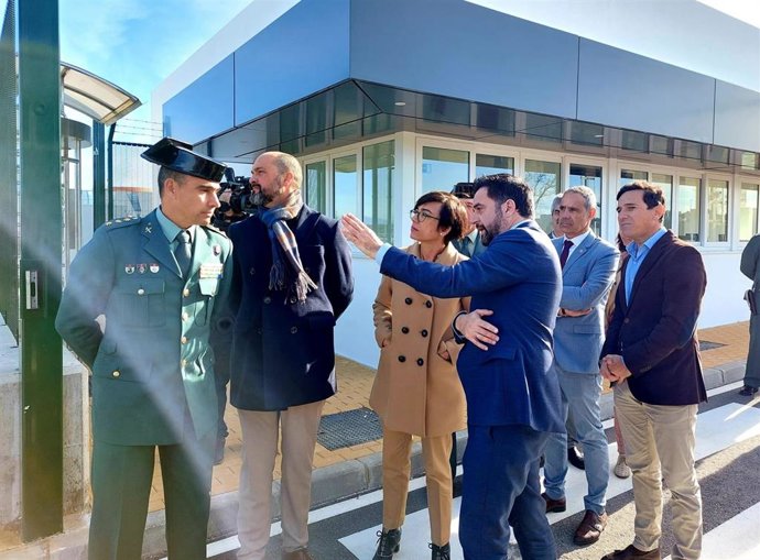 El delegado del Estado para la Zona Franca de Cádiz, Fran González, con la directora general de la Guardia Civil, María Gámez.