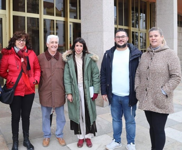 Velarde (centro), con responsables de Podemos en Córdoba.