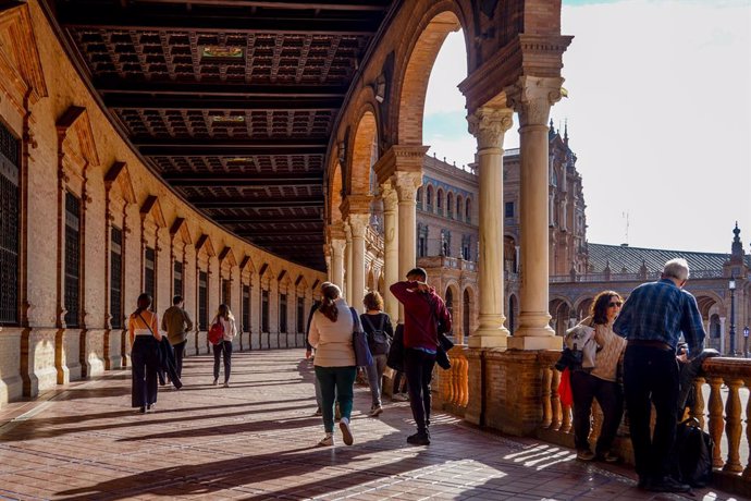 Turistas recorriendo y admirando la Plaza de España a 03 de enero del 2023 en Sevilla (Andalucía, España)  