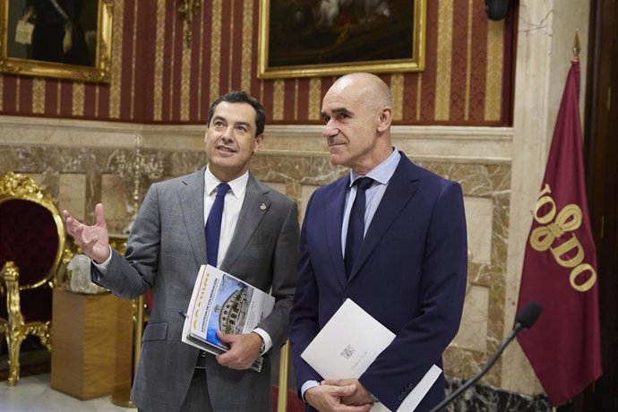 Archivo - El presidente de la Junta de Andalucía, Juanma Moreno, (i) junto al alcalde de Sevilla, Antonio Muñoz, (d) durante la visita institucional al Ayuntamiento de Sevilla, a 4 de octubre de 2022 en Sevilla.