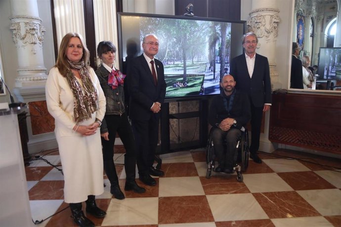 El alcalde, Francisco de la Torre, ha presentado la muestra que se exhibe en el Rectorado de la Universidad de Málaga.
