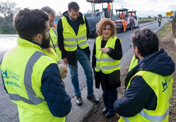 La presidenta de la Diputación de Huelva, María Eugenia Limón, en su visita a las obras.