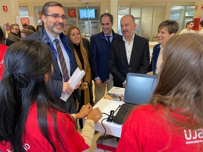 Visita a uno de los estand informativos.