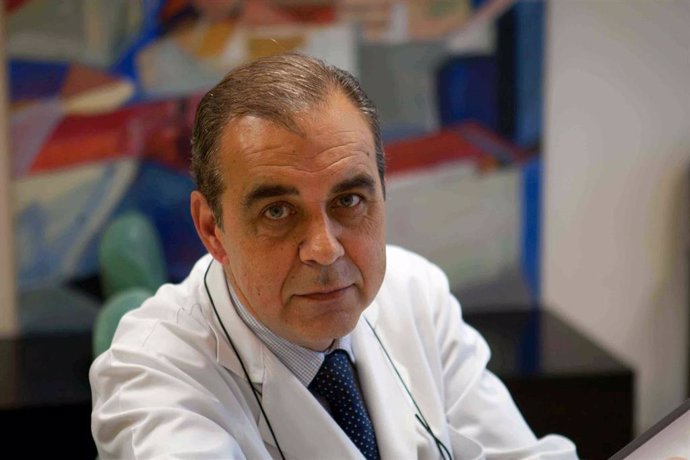 Archivo - Doctor Juan Pastrana, especialista del departamento de Medicina Interna y coordinador del chequeo cardiovascular de la Universidad de Navarra