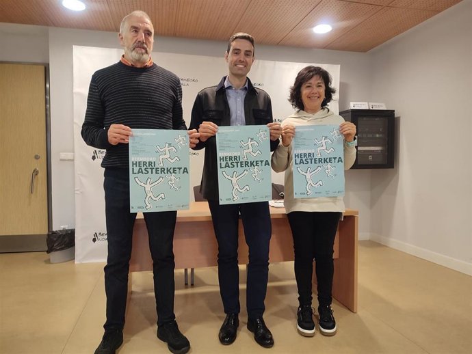 El alcalde de Bermeo, Aritz Abaroa, y los integrantes de Taraska Ana Uriarte y Luis Gondra presentan la nueva edición de la tradicional carrera popular de la localidad vizcaína.