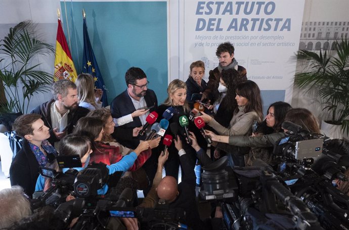 La vicepresidenta segunda del Gobierno y ministra de Trabajo y Economía Social, Yolanda Díaz, atiende a medios tras participar en un diálogo abierto con el sector artístico en el Palacio de Zurbano, a 16 de enero de 2023, en Madrid (España). Los ministr