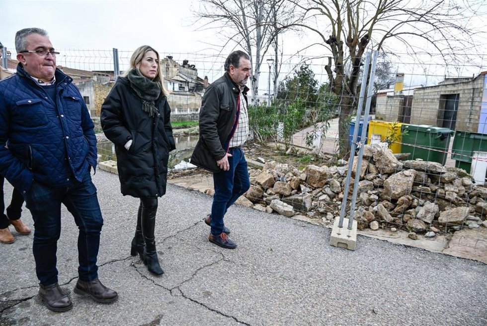 La presidenta del PP de Extremadura, María Guardiola, visita La Roca de la Sierra