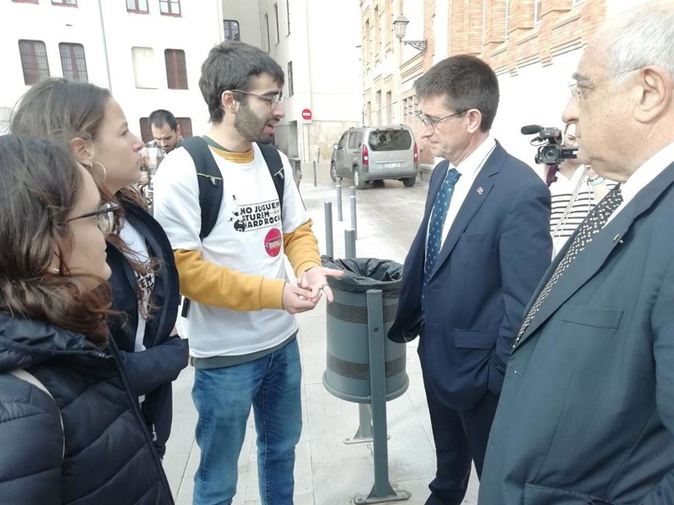 La plataforma Aturem Hard Rock abuchea al rector de la URV por "posicionar la universidad"