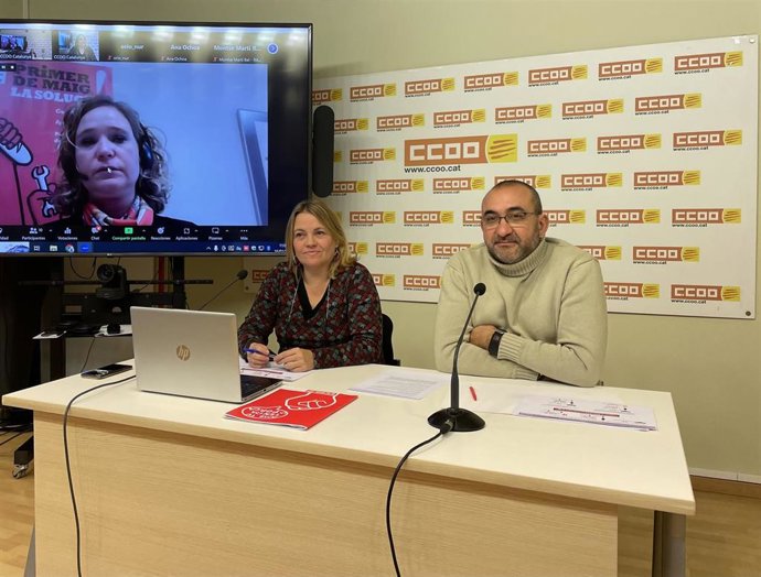 El secretario general de CC.OO. De Catalunya, Javier Pacheco, y la Secretaria de Acción Sindical y Transiciones Justas, Cristina Torre en rueda de prensa para explicar los resultados del Informe de negociación colectiva sectorial catalana 2022
