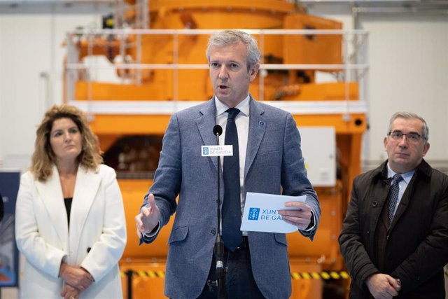 El presidente de la Xunta, Alfonso Rueda, en las instalacións del grupo Intaf de maquinaria industrial, en Narón (A Coruña)