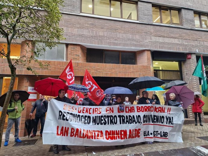 Concentración de trabajadoras de residencias en Navarra.