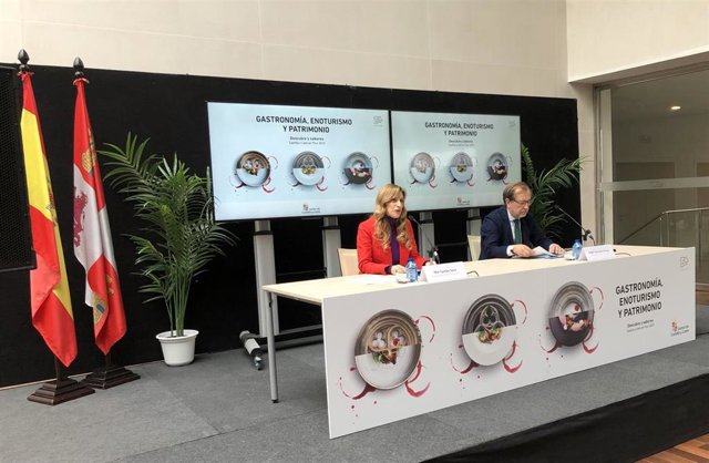 Mar Sancho y Ángel González presentan la oferta turística de CyL en Fitur.