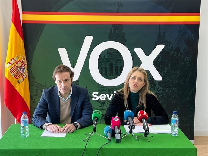 Javier Cortés presenta oficialmente ante los medios a Cristina Peláez como candidata de Vox a la Alcaldía.