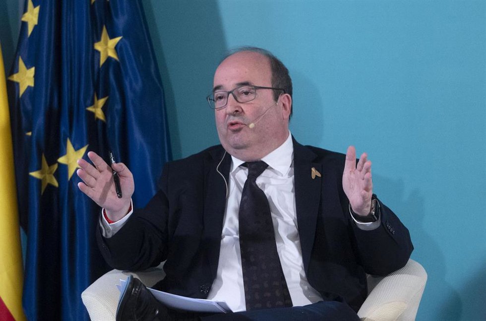 El ministro de Cultura y Deporte, Miquel Iceta, participa en un diálogo abierto con el sector artístico en el Palacio de Zurbano, a 16 de enero de 2023, en Madrid (España).