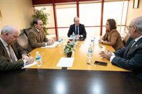 La Junta y la CEA se comprometen a "estrechar la colaboración" para "evitar posibles rebrotes" covid