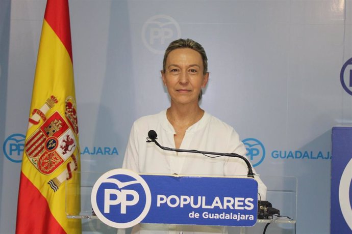 Archivo - La vicepresidenta segunda de las Cortes regionales y vicesecretaria general del PP-CLM, Ana Guarinos, en rueda de prensa.
