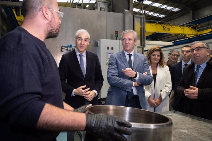 El presidente de  la Xunta, Alfonso Rueda, en las instalaciones de la empresa Intalf de Narón (A Coruña)