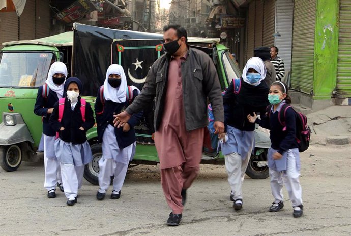 Archivo - Un grupo de escolares acude su colegio en Peshawar, en el norte de Pakistán.