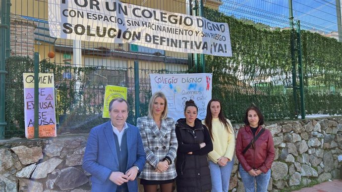 Los socialistas Patricia Alba y José Luis Ruiz Espejo, en el CEIP Daidín de Benahavís