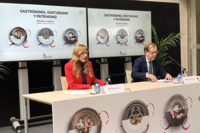 Mar Sancho comparece junto al director general de Turismo, Ángel González.