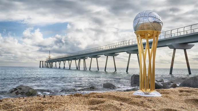 El trofeo de la Copa del Rey de baloncesto en la costa de Badalona