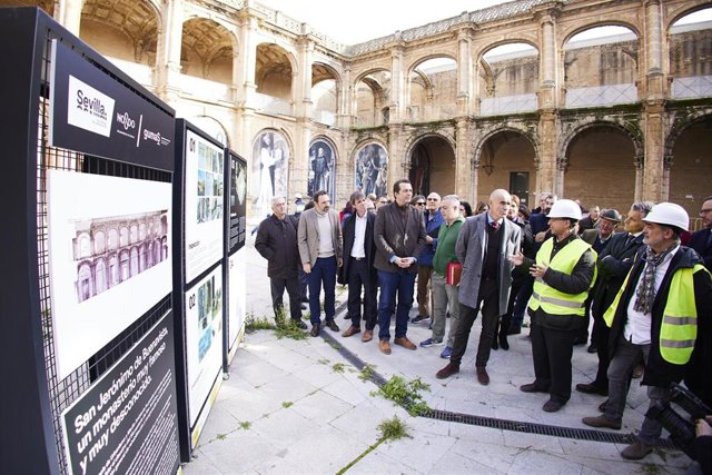 El alcalde de Sevilla, Antonio Muñoz, recibe la explicación del arquitecto al inicio de las obras de restauración del Monasterio de San Jerónimo en Sevilla, a 16 de enero de 2023.