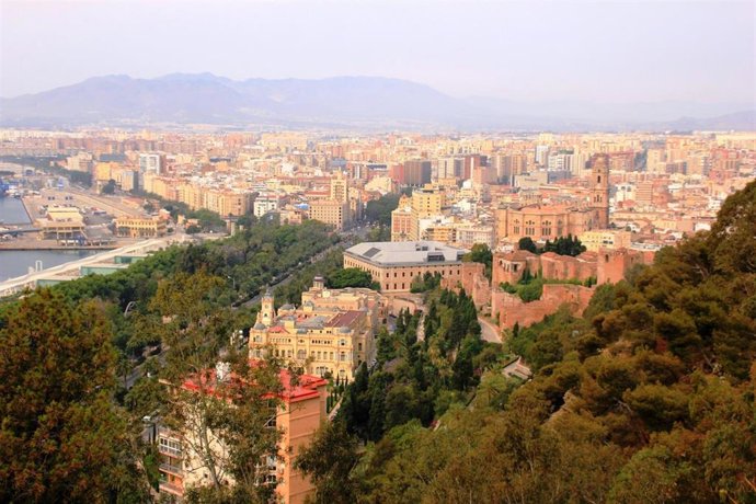 Archivo - Vista de Málaga capital.