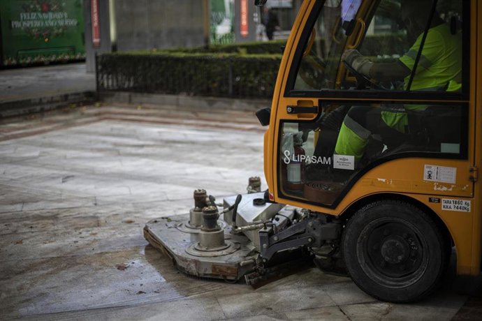 Archivo - Imagen de recurso de un operario de Lipasamen con un vehículo de limpieza, 