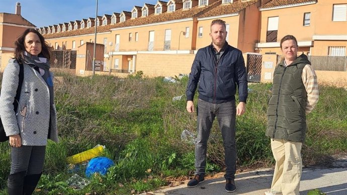 Trashorras (Vox Dos Hermanas) en una zona de Olivar de Quintos para criticar la "falta de limpieza".