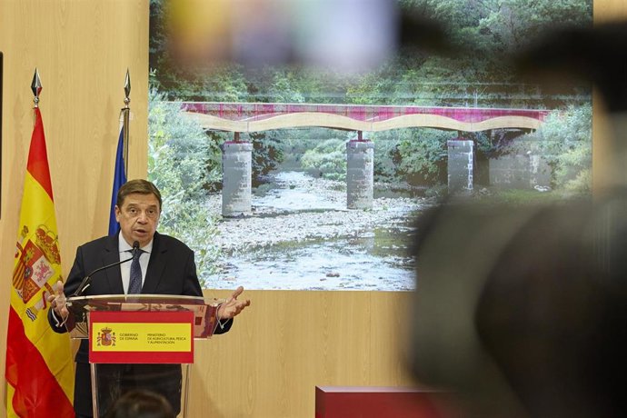 Archivo - El ministro de Agricultura, Pesca y Alimentación, Luis Planas, interviene en la 42 edición de la Feria Internacional del Turismo, Fitur 2022 