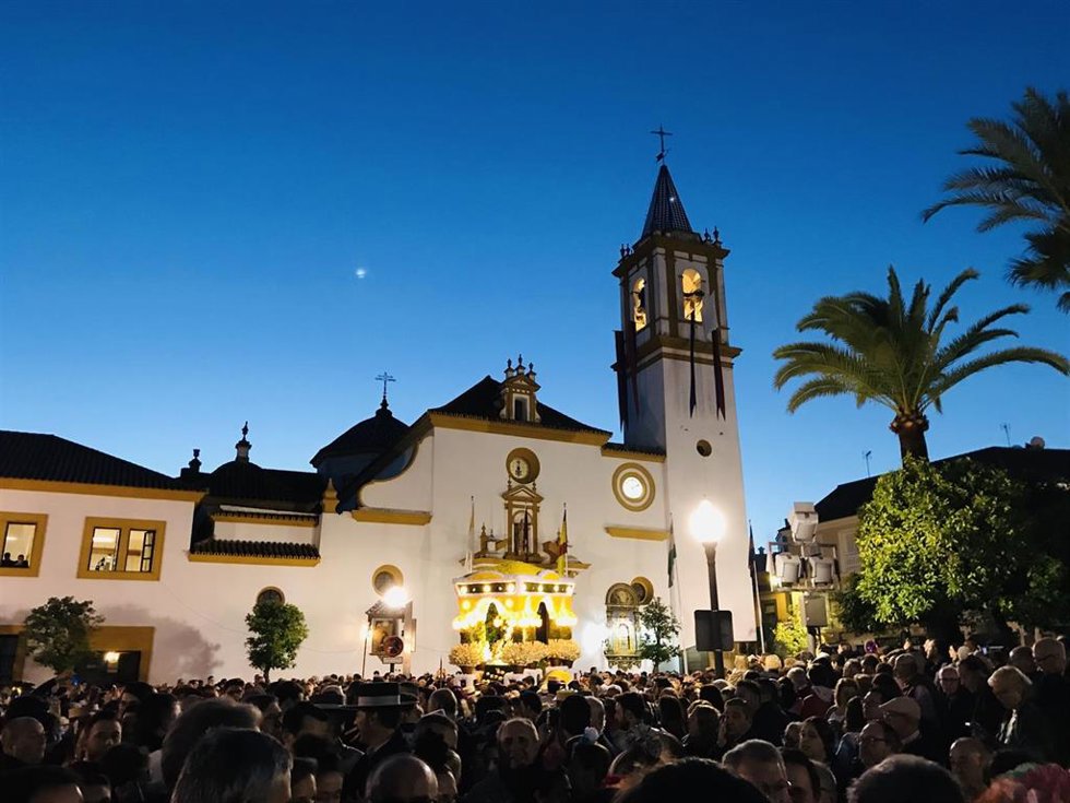 Archivo - La Virgen de Valme, en un momento de su Romería a su paso por la parroquia de Santa Ana.