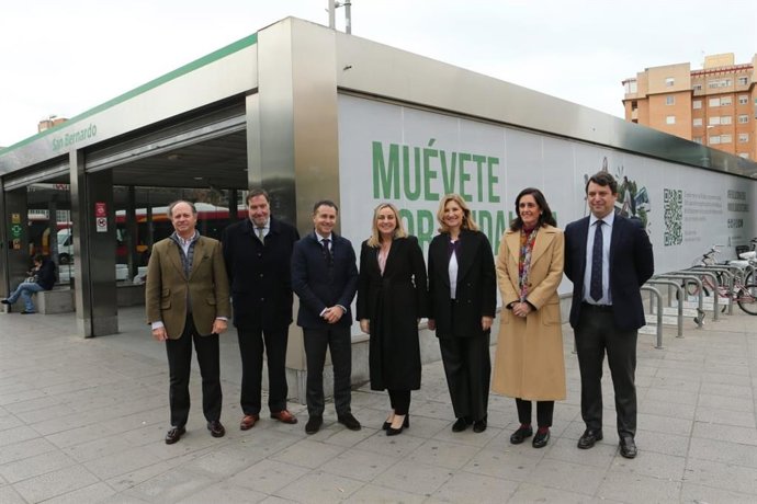 La consejera de Fomento, Marifrán Carazo, en el centro de la imagen, en un acto en la estación de Metro de San Bernardo, en Sevilla.