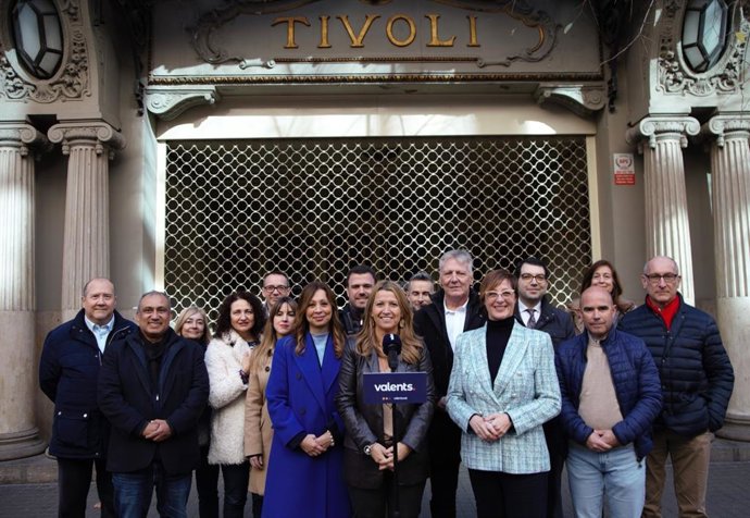 La presidenta de Valents, Eva Parera, en declaraciones a los periodistas este lunes junto a miembros de la ejecutiva del partido.