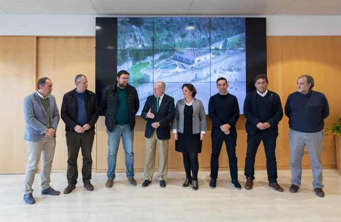 Villalobos y Regla Martínez con los alcaldes