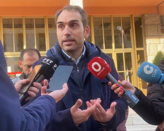 Toni Valero atiende a los periodistas en Córdoba, en una foto de archivo.