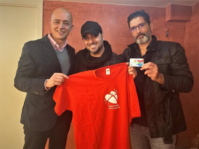 David Bustamante (centro) posa con la camiseta de apoyo a la promoción de la donación de órganos.