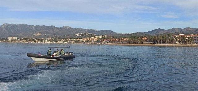 Imagen de uno de los días de búsqueda de restos de la mujer asesinada y arrojada al mar sin cabeza ni manos en Marbella