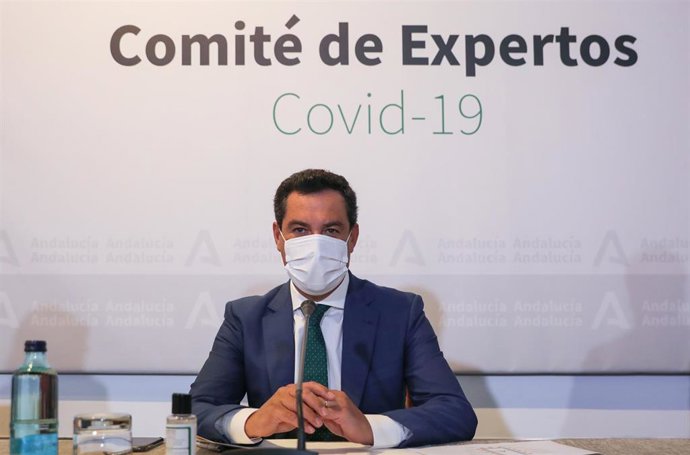 Archivo - El presidente de la Junta de Andalucía, Juanma Moreno, en una reunión del Comité de Expertos