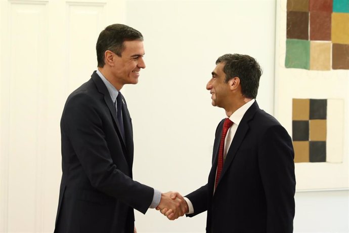 El presidente del Gobierno español, Pedro Sánchez, se reúne con el consejero delegado de GlobalLogic, Nitesh Banga.