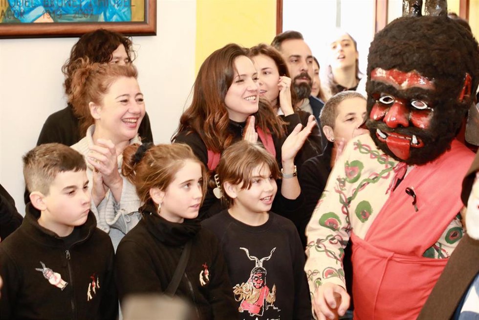 La presidenta Armengol ha esperado los 'Dimonis' en el Ayuntamiento de Manacor.