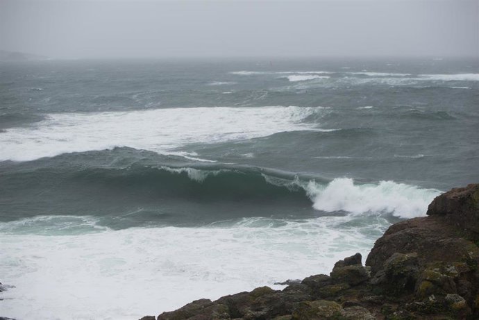 Playa de Montalbo y punta Faxilda con oleaje, a 16 de enero de 2023, en Sanxenxo, Pontevedra, Galicia (España).  La borrasca Gérard, séptima de la temporada, se adelanta a la borrasca Fien y ha afectado hoy a España con viento, fuerte oleaje, nevadas y 