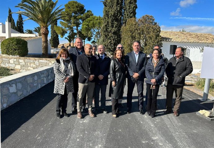 La consejera de Agricultura visita obras en un camino rural de Tíjola (Almería).