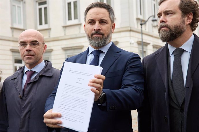 (I-D) El vicepresidente de Acción Política y eurodiputado de VOX Jorge Buxadé; el presidente de Vox, Santiago Abascal y el portavoz parlamentario de Vox en el Congreso, Iván Espinosa de los Monteros