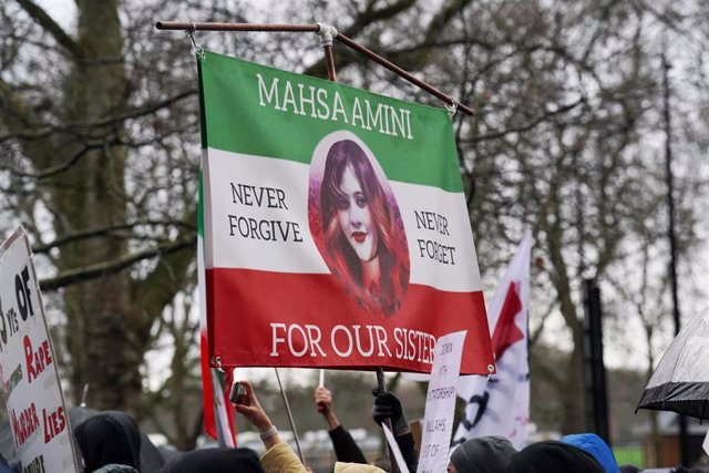 Pancarta con el rostro de Mahsa Amini en Londres
