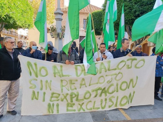 Ocupantes de El Walili se concentran frente al Ayuntamiento de Níjar (Almería).