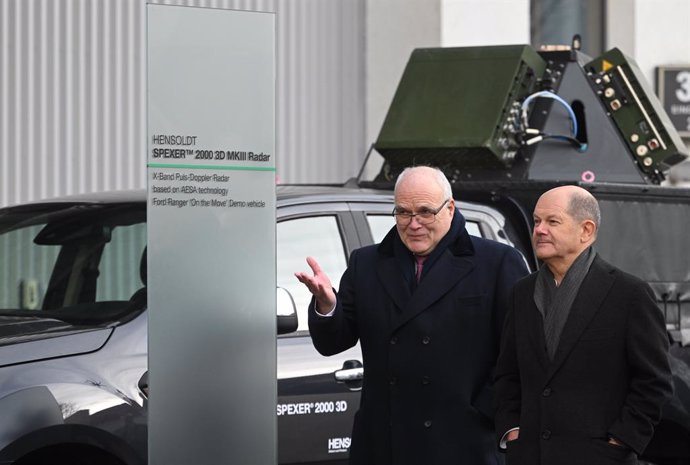 16 January 2023, Baden-Wuerttemberg, Ulm: German Chancellor Olaf Scholz (R) walks past a Spexer 200 3D MKIII radar with Thomas Mueller, CEO of Hensoldt AG, during a visit to Hensoldt armaments group. Photo: Marijan Murat/dpa