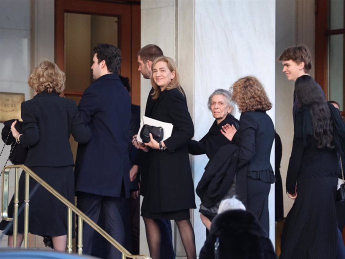 La Reina Sofía, acompañada de sus nietos, sus hijas y su hermana Irene, llega al hotel Grande Bretagne