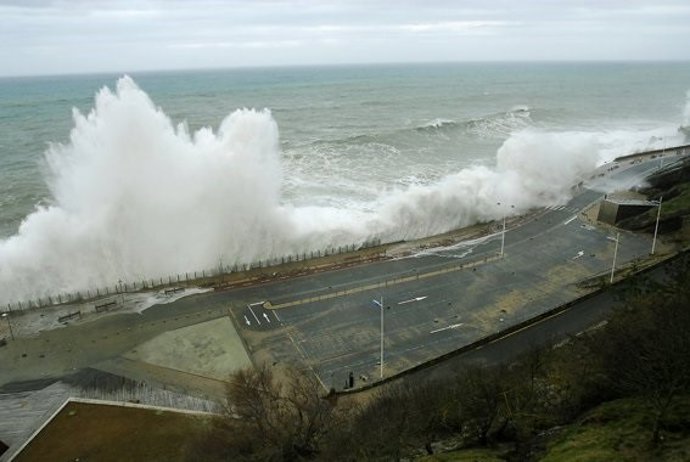 Archivo - Olas en el Paseo Nuevo de San Sebastián