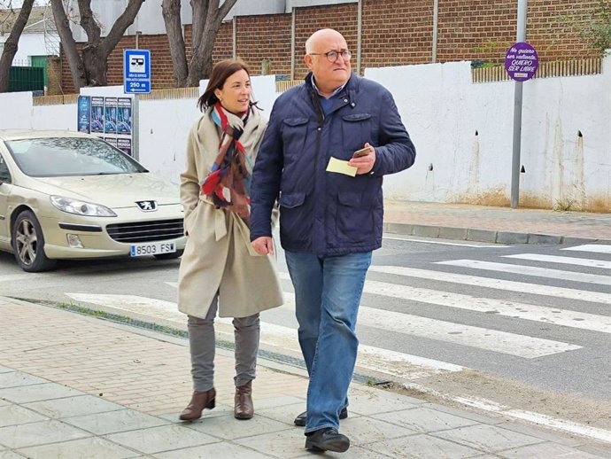 Casanueva, junto al alcalde de La Rambla, Jorge Jiménez, tras atravesar la A-3133, a su paso por el municipio.